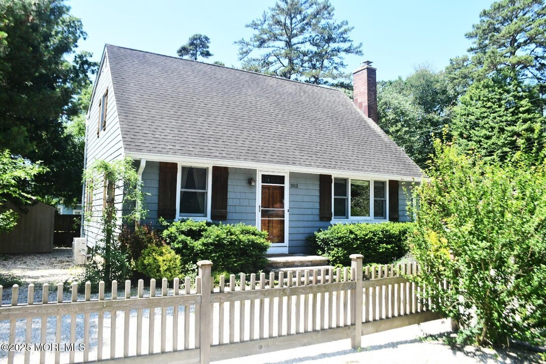 303 Deerfoot Ln in Brick, NJ - Building Photo