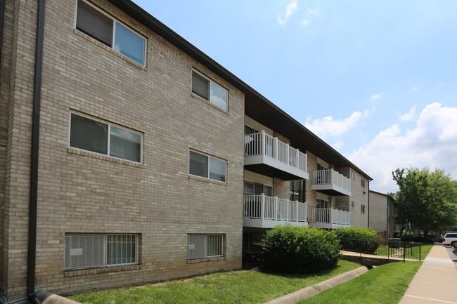 Fox Hills North in Oxon Hill, MD - Building Photo - Building Photo