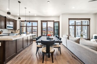3751 Blackstone Dr, Unit 2J in Park City, UT - Foto de edificio - Building Photo