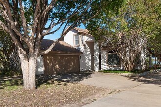 2569 Castle Cir in Fort Worth, TX - Building Photo - Building Photo