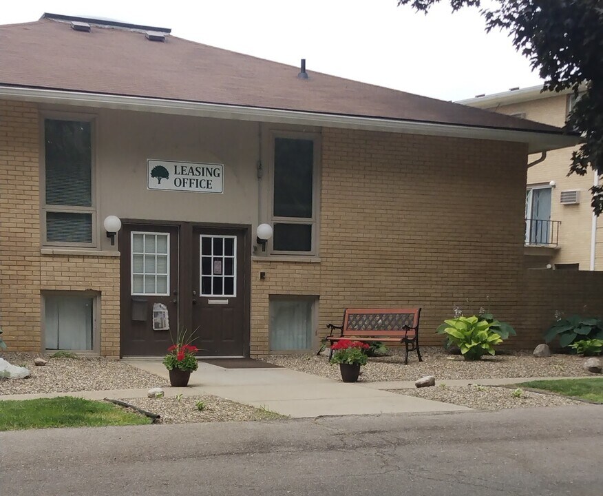 The Meadows on Michigan Avenue in Marshall, MI - Building Photo