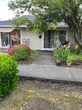 Colonial Village in Newberg, OR - Building Photo - Building Photo