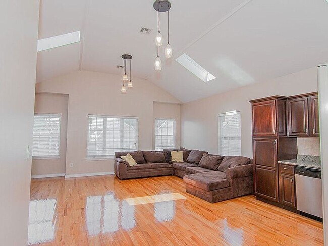 80 Roosevelt Ave, Unit 2 in Jersey City, NJ - Building Photo - Building Photo