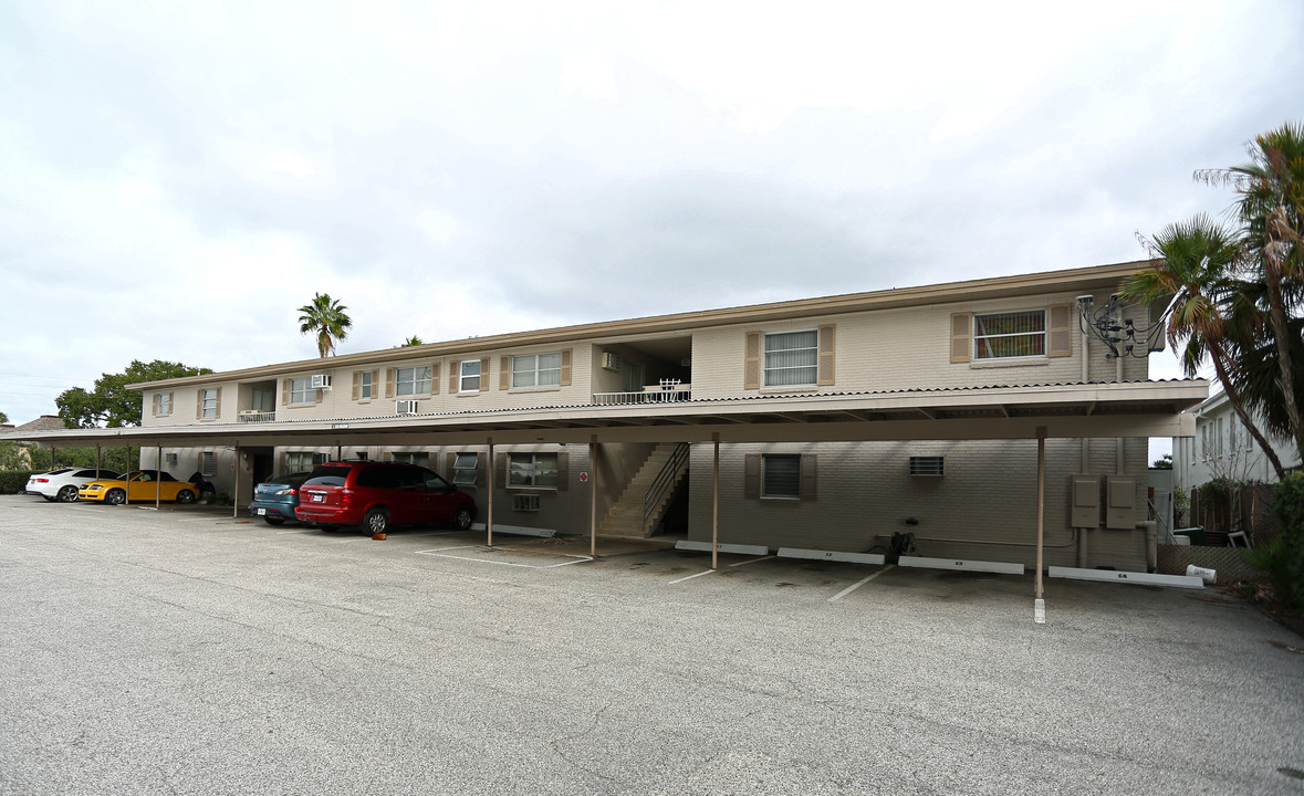 Island Way Apartments in Clearwater Beach, FL - Building Photo