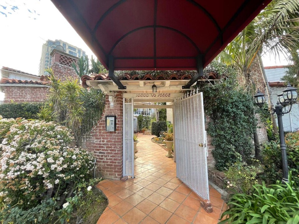 10806 Lindbrook Dr, Unit 2 in Los Angeles, CA - Building Photo
