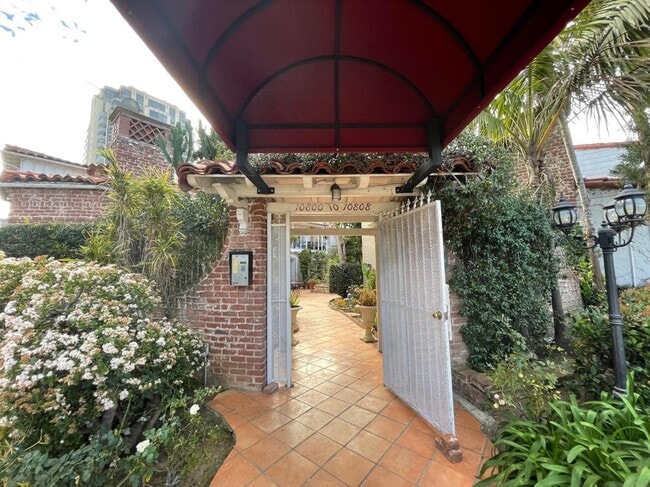 property at 10806 Lindbrook Dr