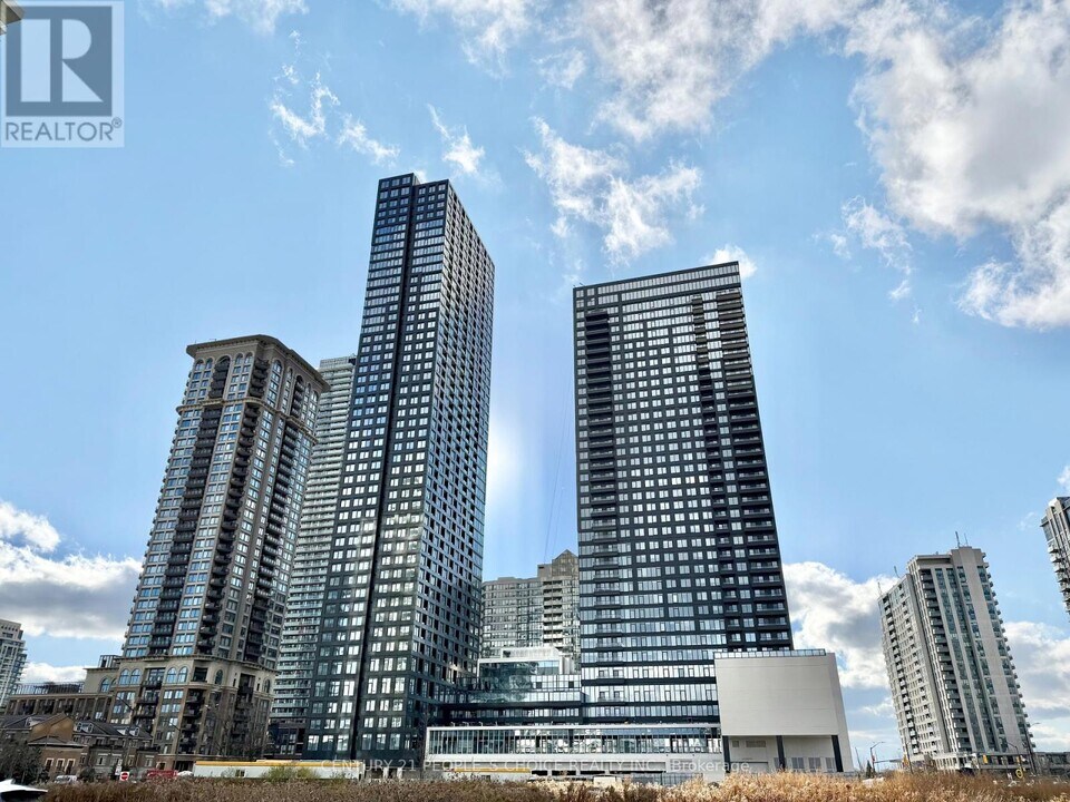 395 Square One Dr in Mississauga, ON - Building Photo