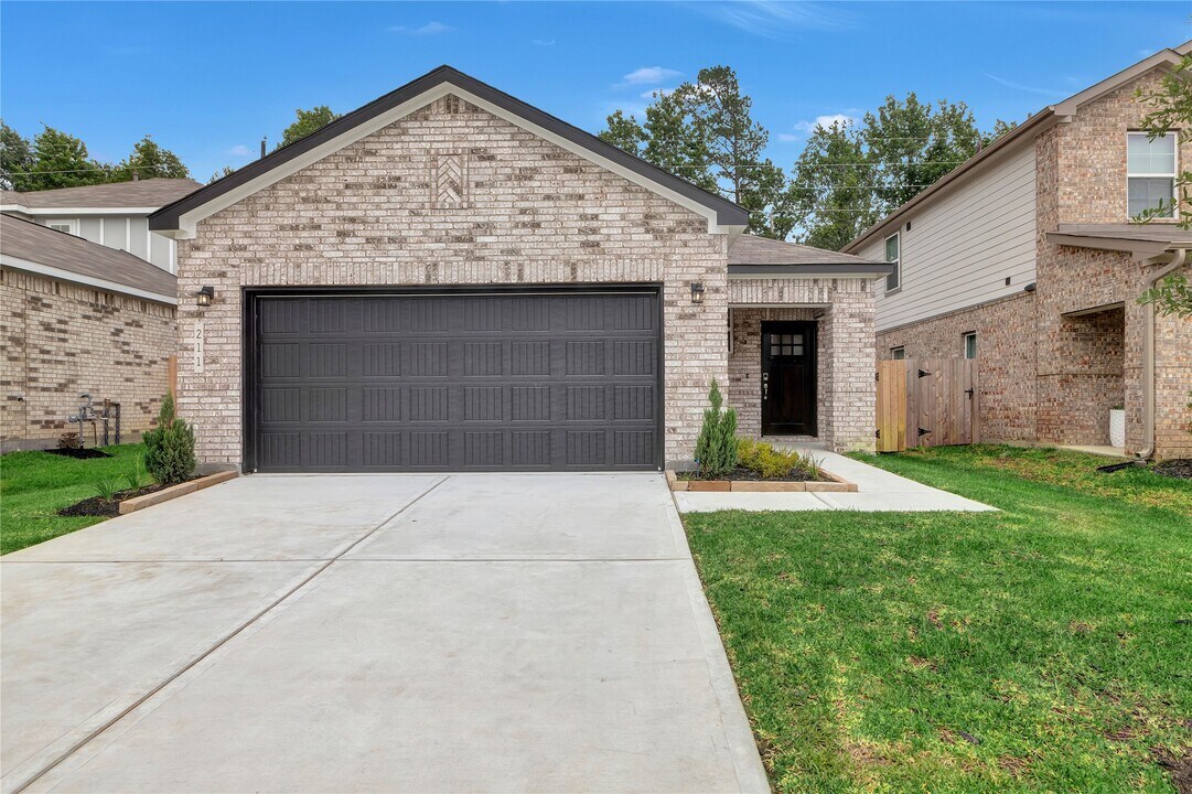 211 Intrepid Trl in Magnolia, TX - Building Photo