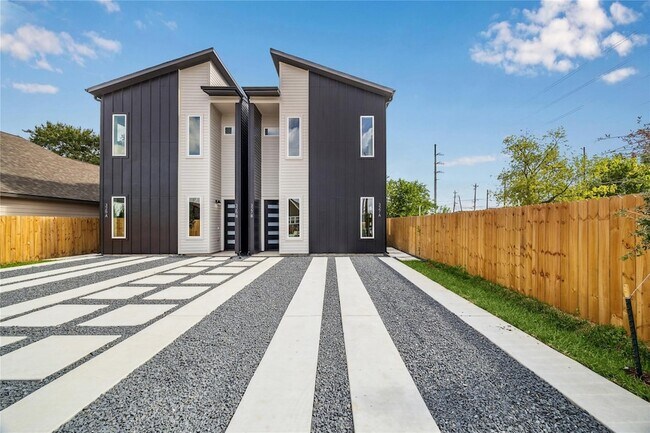 415 Clearwater St, Unit A in Houston, TX - Foto de edificio - Building Photo