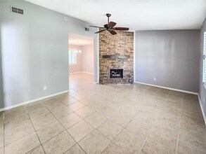 725 Illinois Ave in League City, TX - Foto de edificio - Building Photo