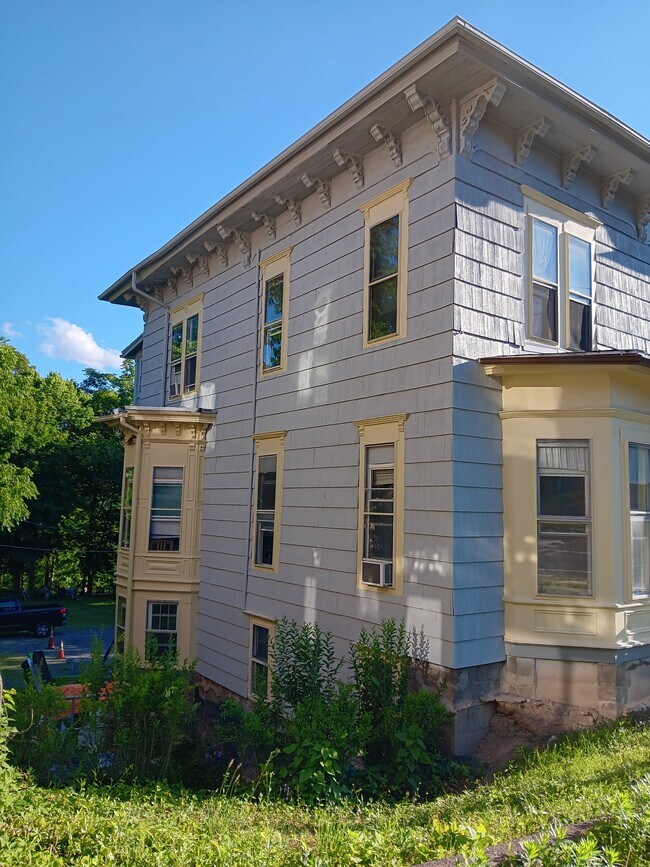 523 E State St, Unit 3 in Ithaca, NY - Foto de edificio - Building Photo