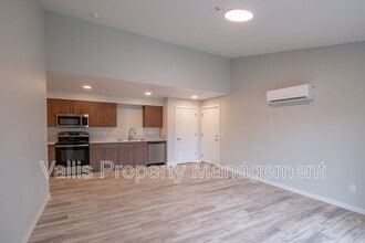 13001 S Crompton Lane in Molalla, OR - Foto de edificio - Building Photo