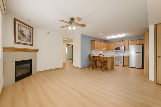 5908 Sutton Pl in Urbandale, IA - Building Photo - Building Photo