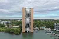 Palm Bay Tower in Miami, FL - Foto de edificio - Building Photo