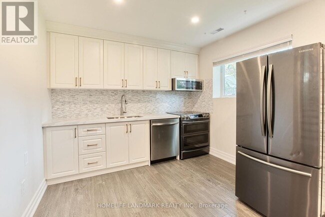 property at 21 Robinglade Dr