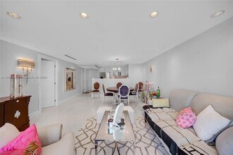 5838 Collins Ave, Unit 2F in Miami Beach, FL - Building Photo - Building Photo