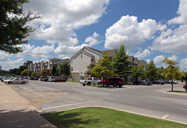 University Square West in Tulsa, OK - Foto de edificio - Building Photo