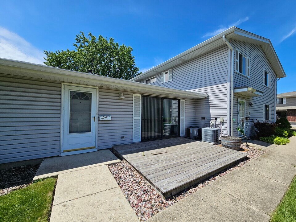 829 Pondview Ct in Schaumburg, IL - Building Photo