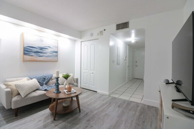 1 SE 12th St in Miami, FL - Building Photo - Building Photo