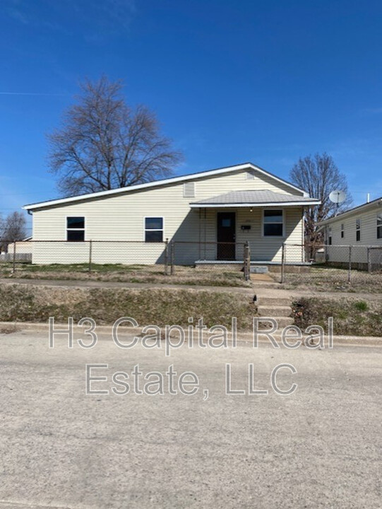 2011 Harris in Madison, IL - Building Photo