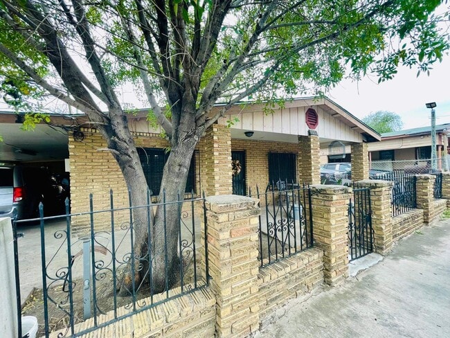 1503 Chicago St in Laredo, TX - Building Photo - Building Photo
