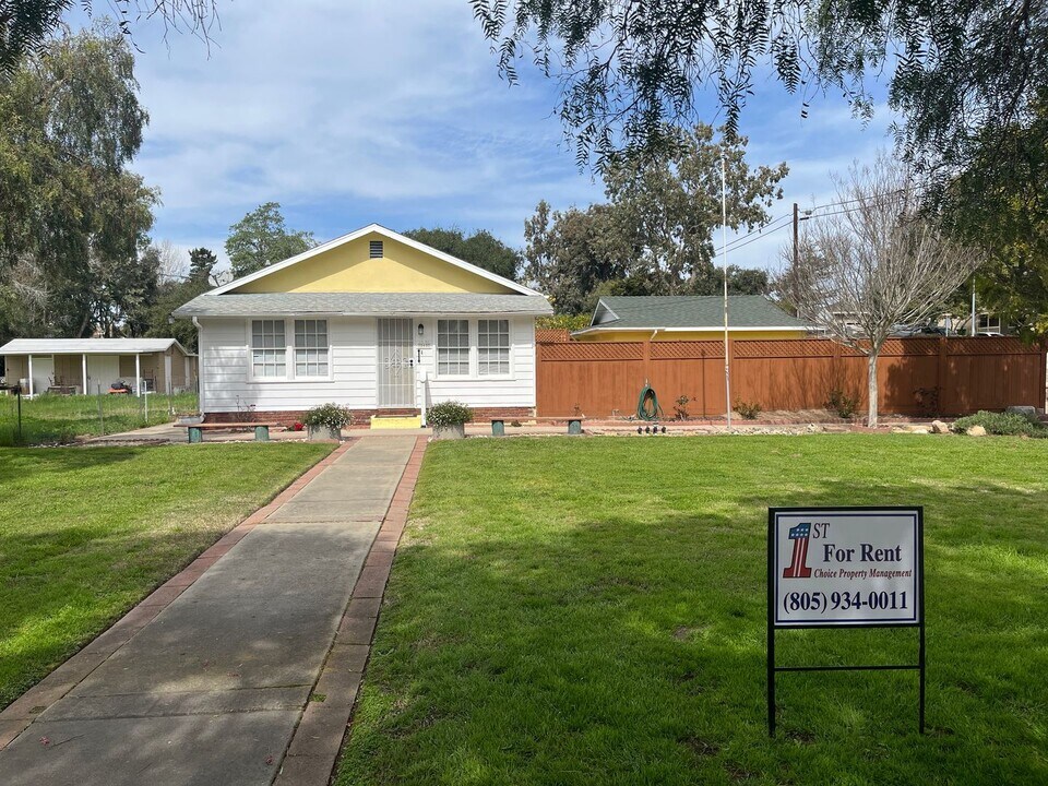 565 Hobbs Ln in Santa Maria, CA - Building Photo