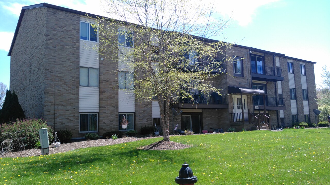 5190 Emil Ave SW, Unit 410 in Navarre, OH - Foto de edificio