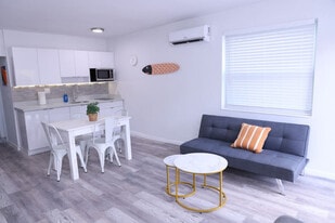 1109 Douglas Rd in Miami, FL - Building Photo