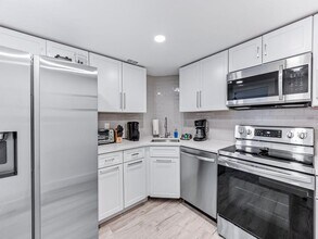380 Seaview Ct in Marco Island, FL - Building Photo - Building Photo
