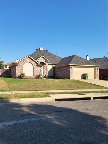 7711 Rochester Ln in Arlington, TX - Foto de edificio - Building Photo