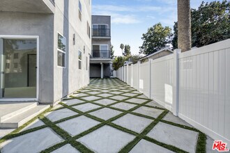 10826 3/4-10824 Hesby St in Los Angeles, CA - Building Photo - Building Photo