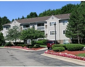 Grossbeck Pines Apartments in Lansing, MI - Foto de edificio - Building Photo