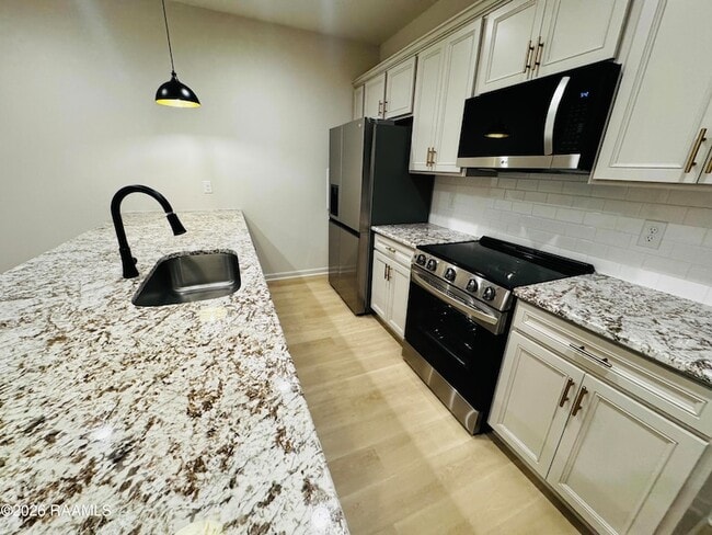 101 Foster Grove Drive in Youngsville, LA - Foto de edificio - Building Photo