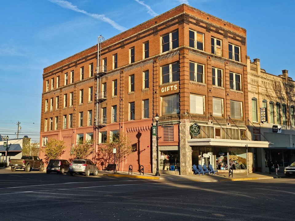 211 Elm St in La Grande, OR - Building Photo