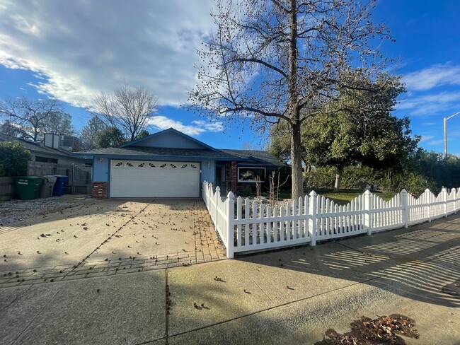 2776 Jasmine Way in Redding, CA - Building Photo - Building Photo