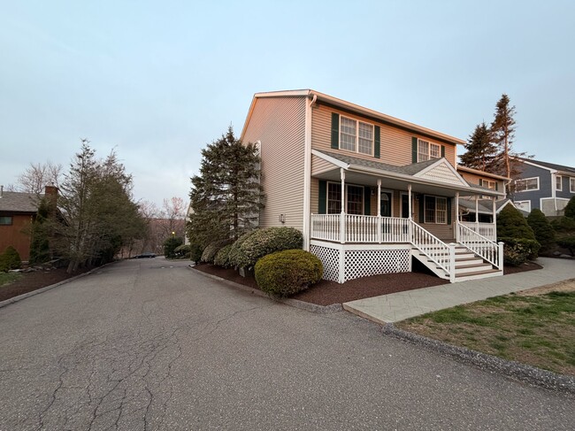 39 Coram Rd in Shelton, CT - Foto de edificio - Building Photo