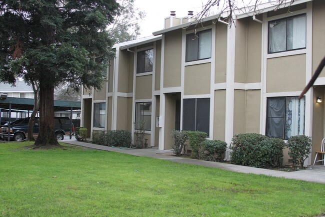 Pinewood Village Condominiums in Fairfield, CA - Foto de edificio - Building Photo