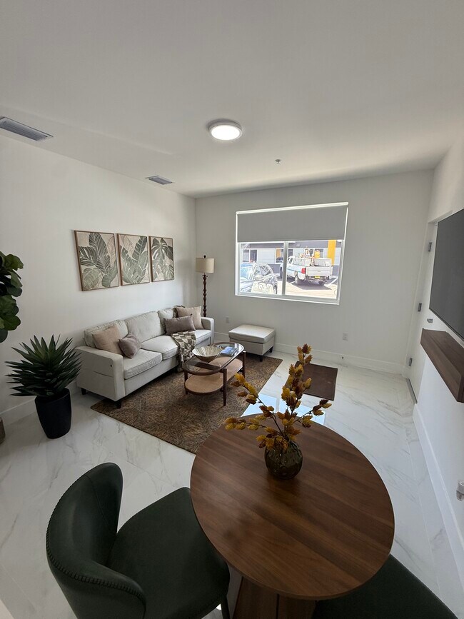 972 E 28th St, Unit A2 in Hialeah, FL - Foto de edificio - Building Photo