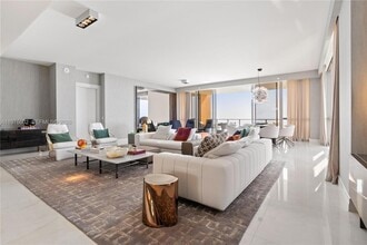 17749 Collins Ave, Unit 902 in Sunny Isles Beach, FL - Foto de edificio - Building Photo