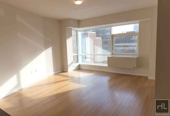 24-15 Queens Plaza N in Queens, NY - Foto de edificio - Building Photo