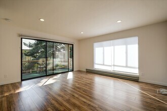 7 Commodore Dr, Unit 453 in Emeryville, CA - Building Photo - Building Photo