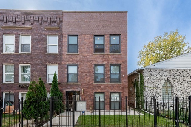 3251 W Carroll Ave in Chicago, IL - Building Photo