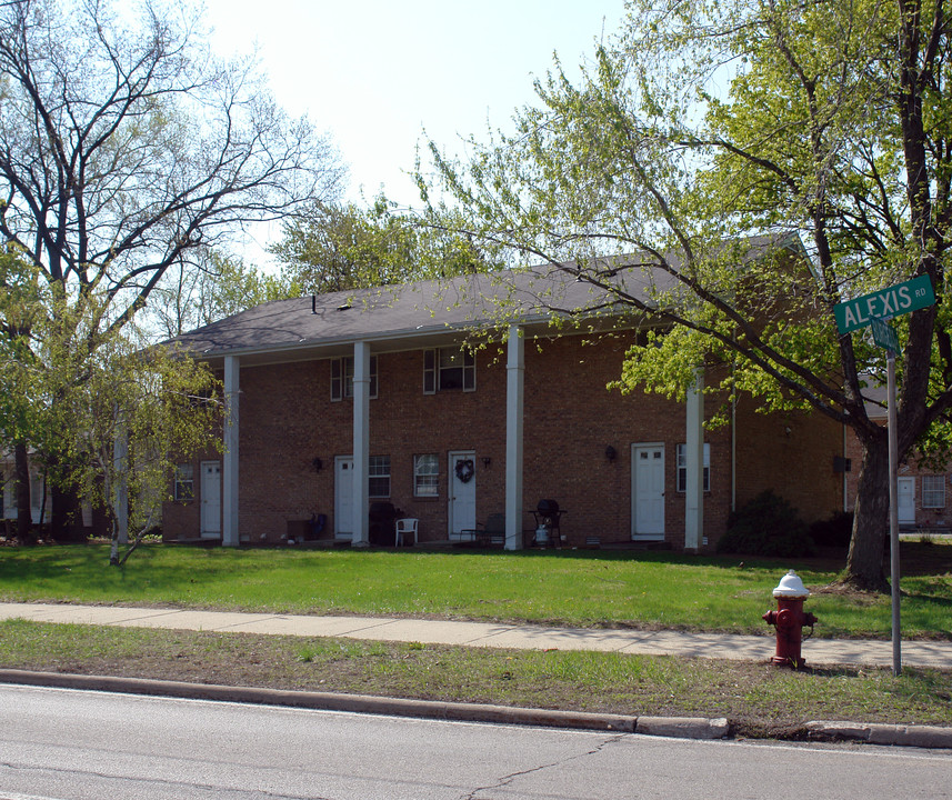 5409 W Alexis Rd in Sylvania, OH - Building Photo