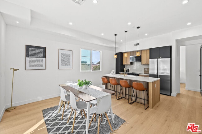 2326 S Dunsmuir Ave in Los Angeles, CA - Building Photo - Building Photo