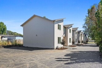 Sherman Townhomes in Sheridan, OR - Foto de edificio - Building Photo