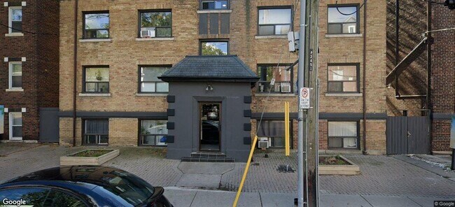 2451 Queen St E in Toronto, ON - Building Photo - Building Photo