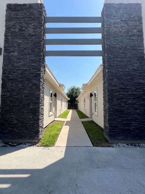 property at 904 E la Cantera Ave