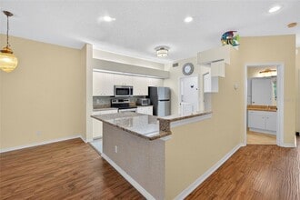 245 Hemingway Dr, Unit D10 in Oldsmar, FL - Building Photo - Building Photo