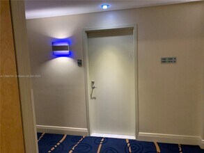 185 SW 7th St, Unit 1606 in Miami, FL - Foto de edificio - Building Photo