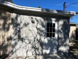 300 83rd Ave N in St. Petersburg, FL - Building Photo